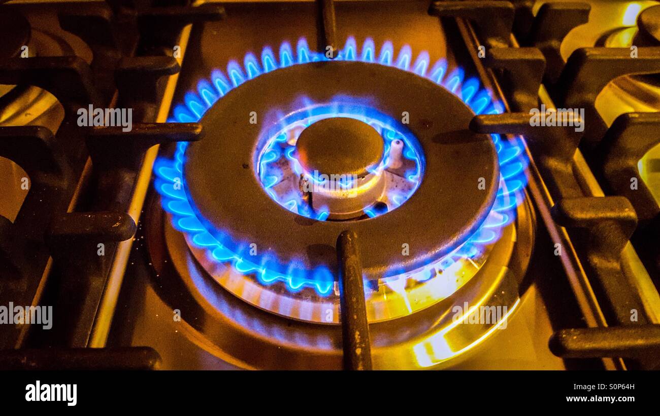 Doppio anello di gas su di un piano di cottura, la combustione con fiamma blu Foto Stock