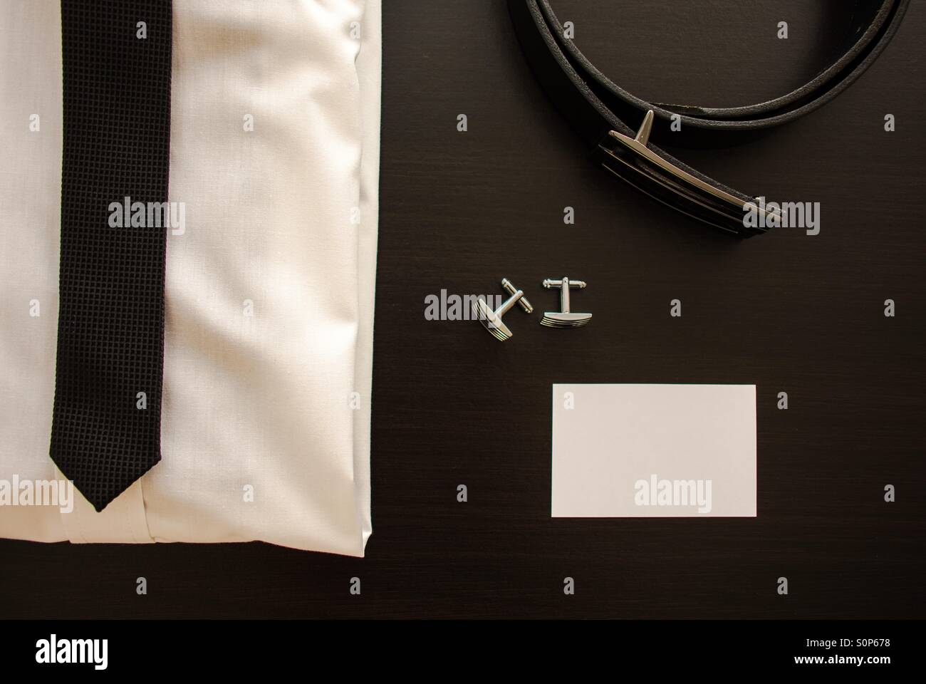 Business mans abbigliamento e accessori con copia spazio in un fustellato business card - Immagine stock catturata con smartphone