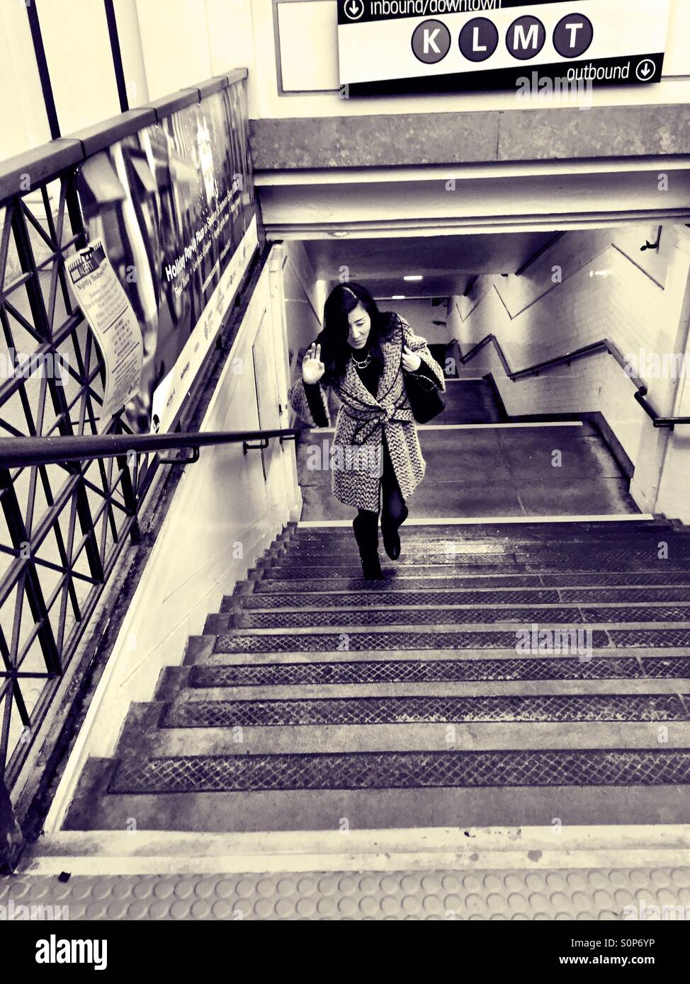 San Francisco donna ascende dalla profondità della metropolitana MUNI al Forest Hill Station Foto Stock