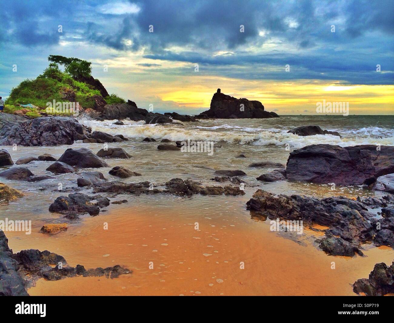 Alberi, rocce, mare, sabbia e cielo e paesaggio Foto Stock