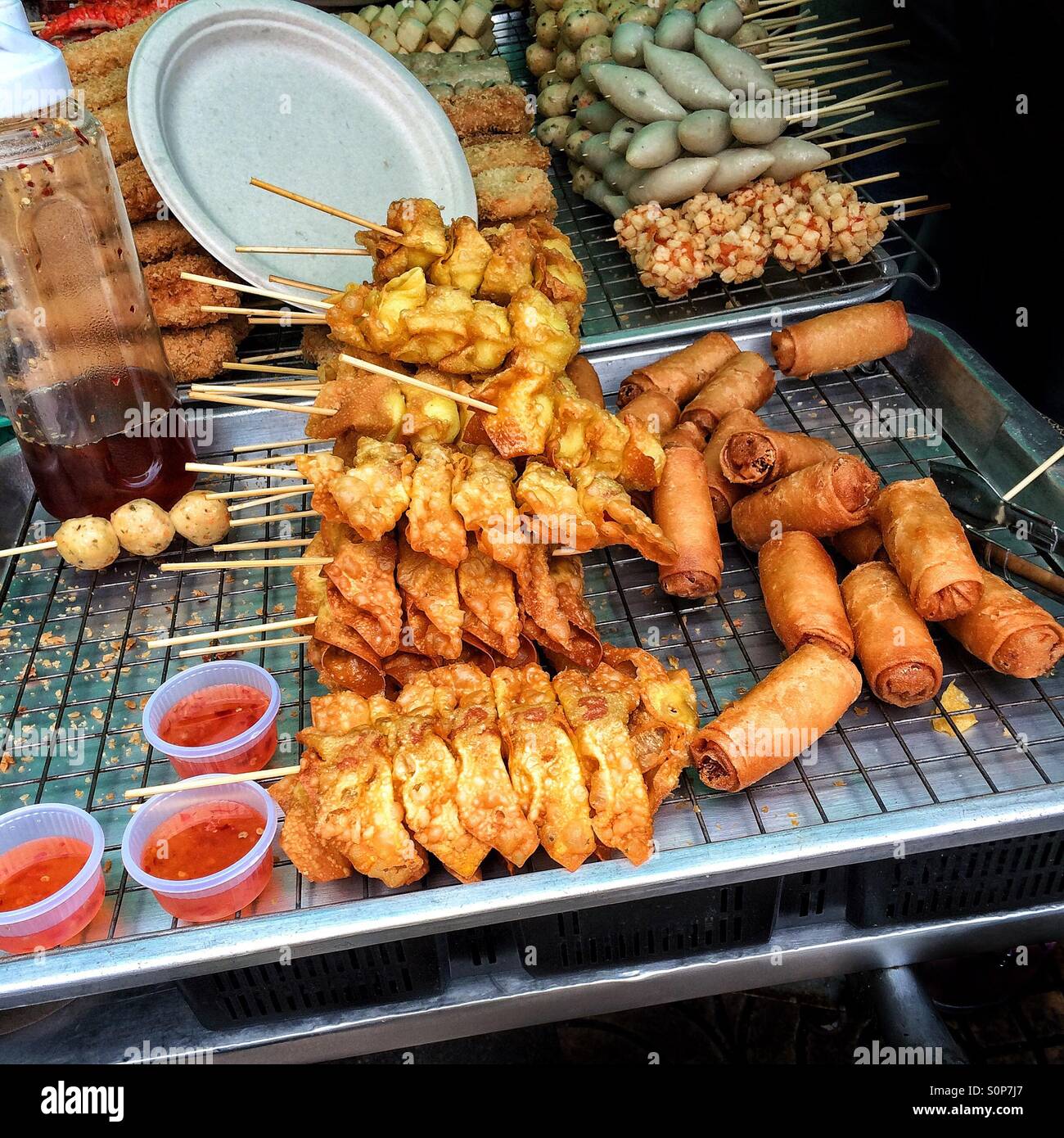 Cibo di strada a Bangkok, in Thailandia - Immagine stock catturata con smartphone