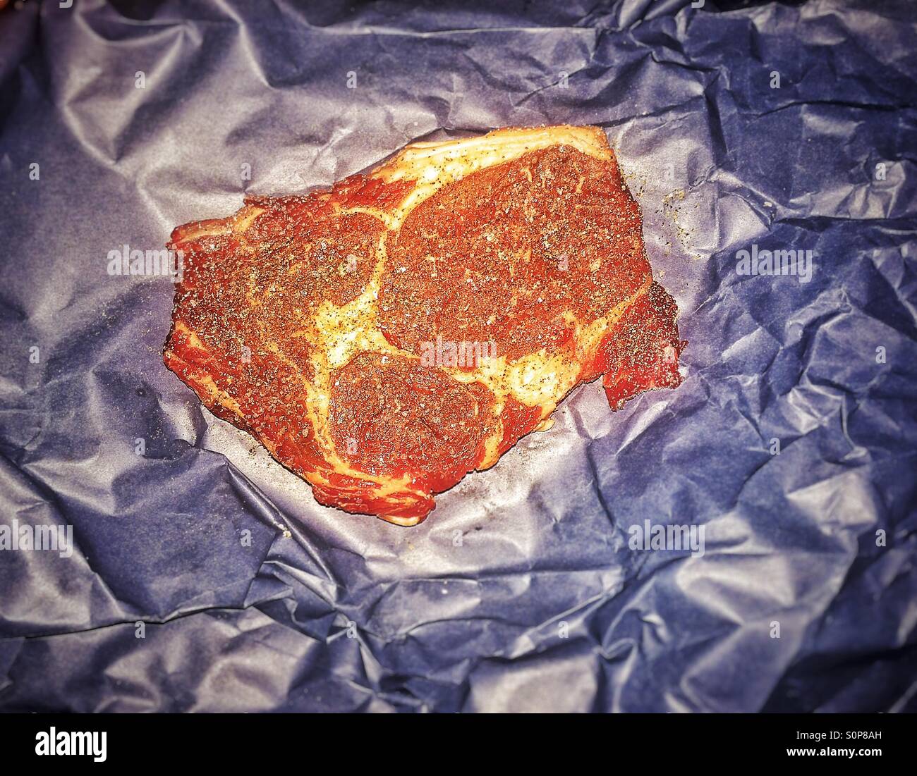 Erba alimentato ribeye su carta Foto Stock