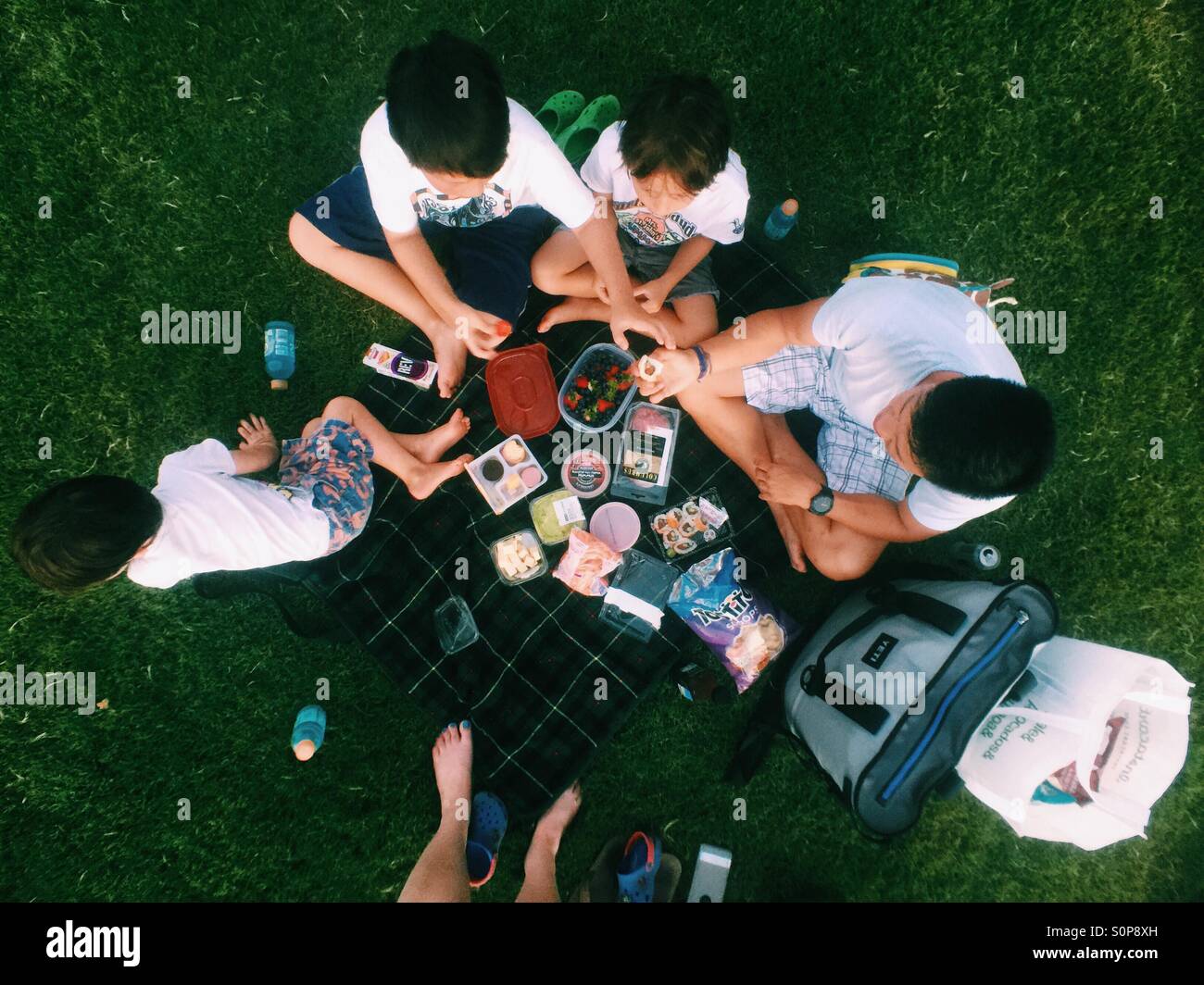 Famiglia avente un picnic. Foto Stock