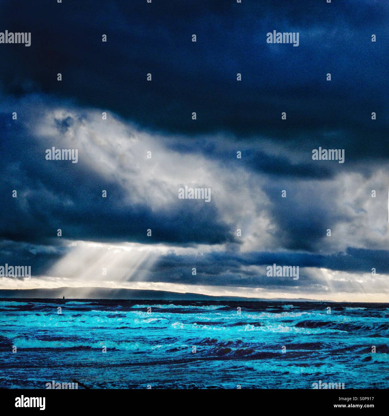 Mare tempestoso e nuvole fragoroso Foto Stock