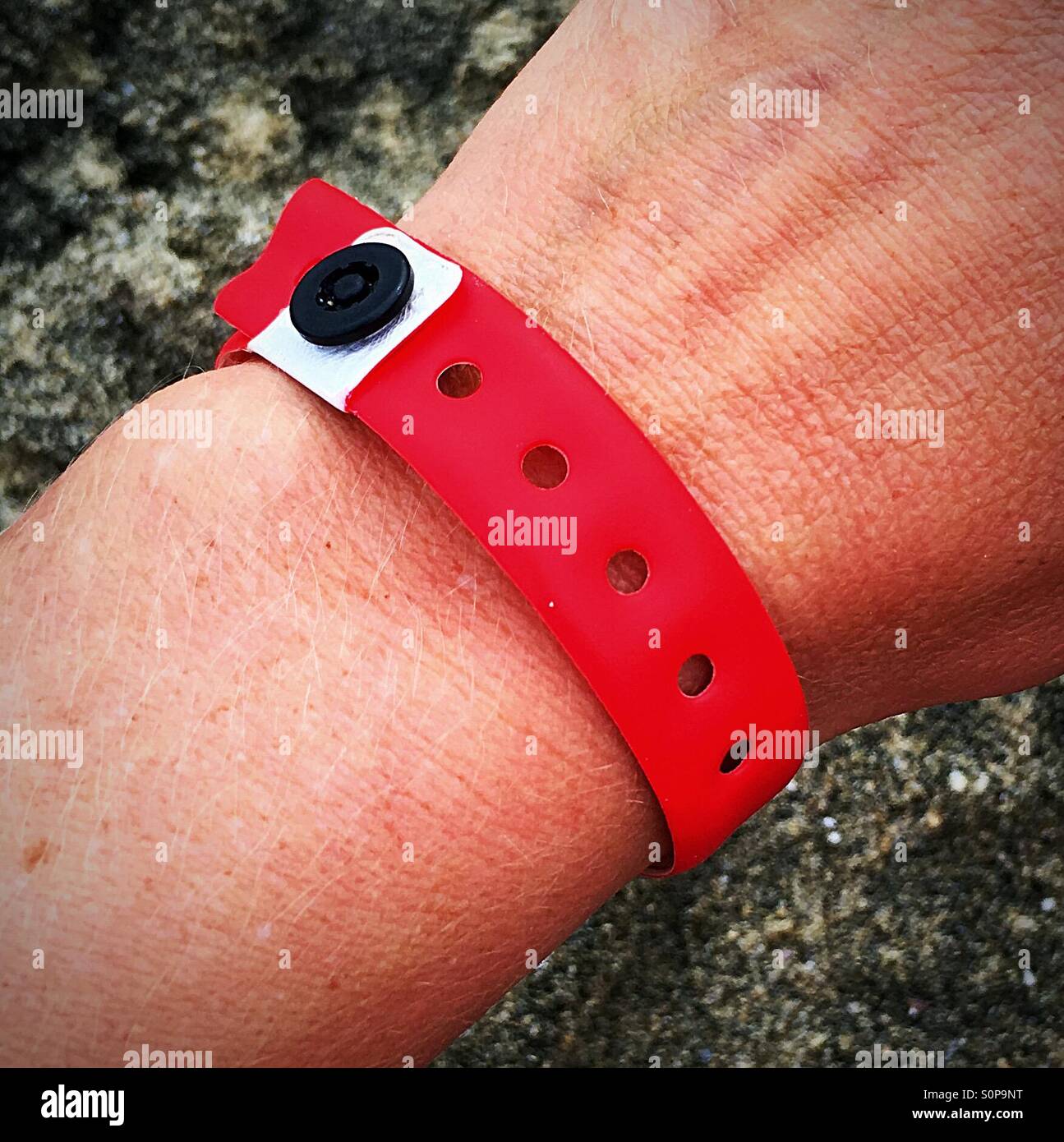 All inclusive hotel pensione bracciale - Immagine stock catturata con smartphone