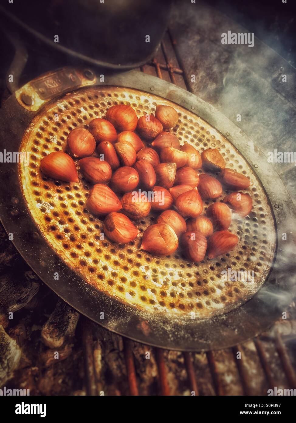 Le castagne la tostatura su un fuoco aperto Foto Stock