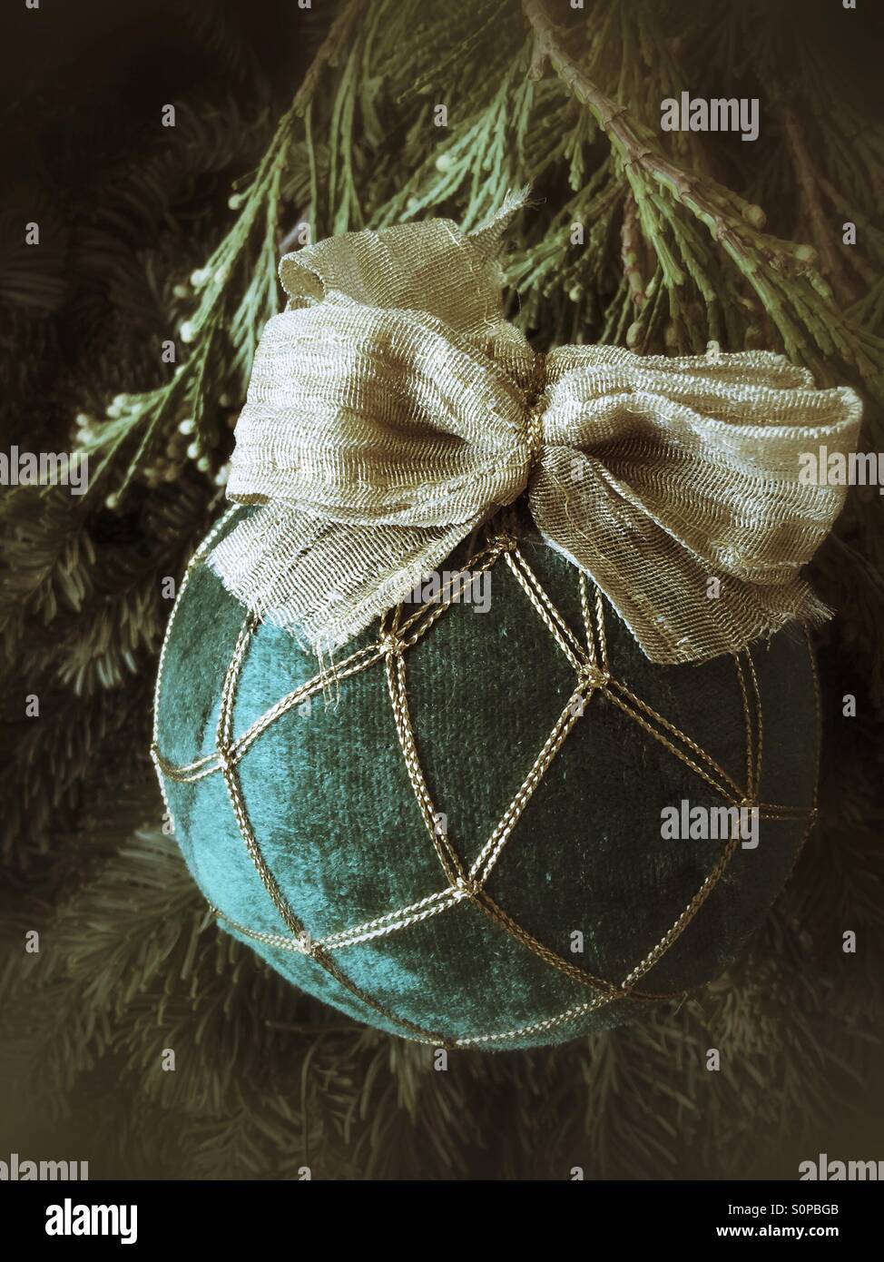 Vecchio ornamento sul Natale verde - Immagine stock catturata con smartphone