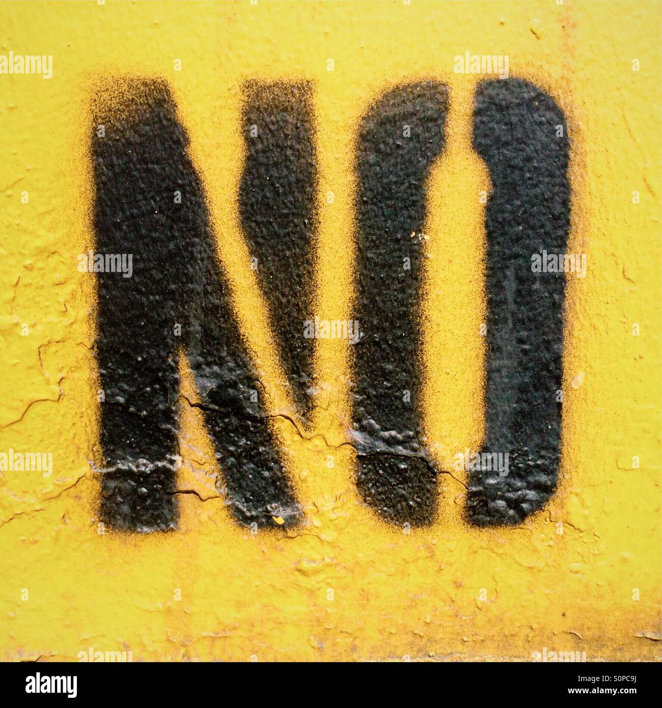 NO in vernice nera su sfondo giallo Foto Stock