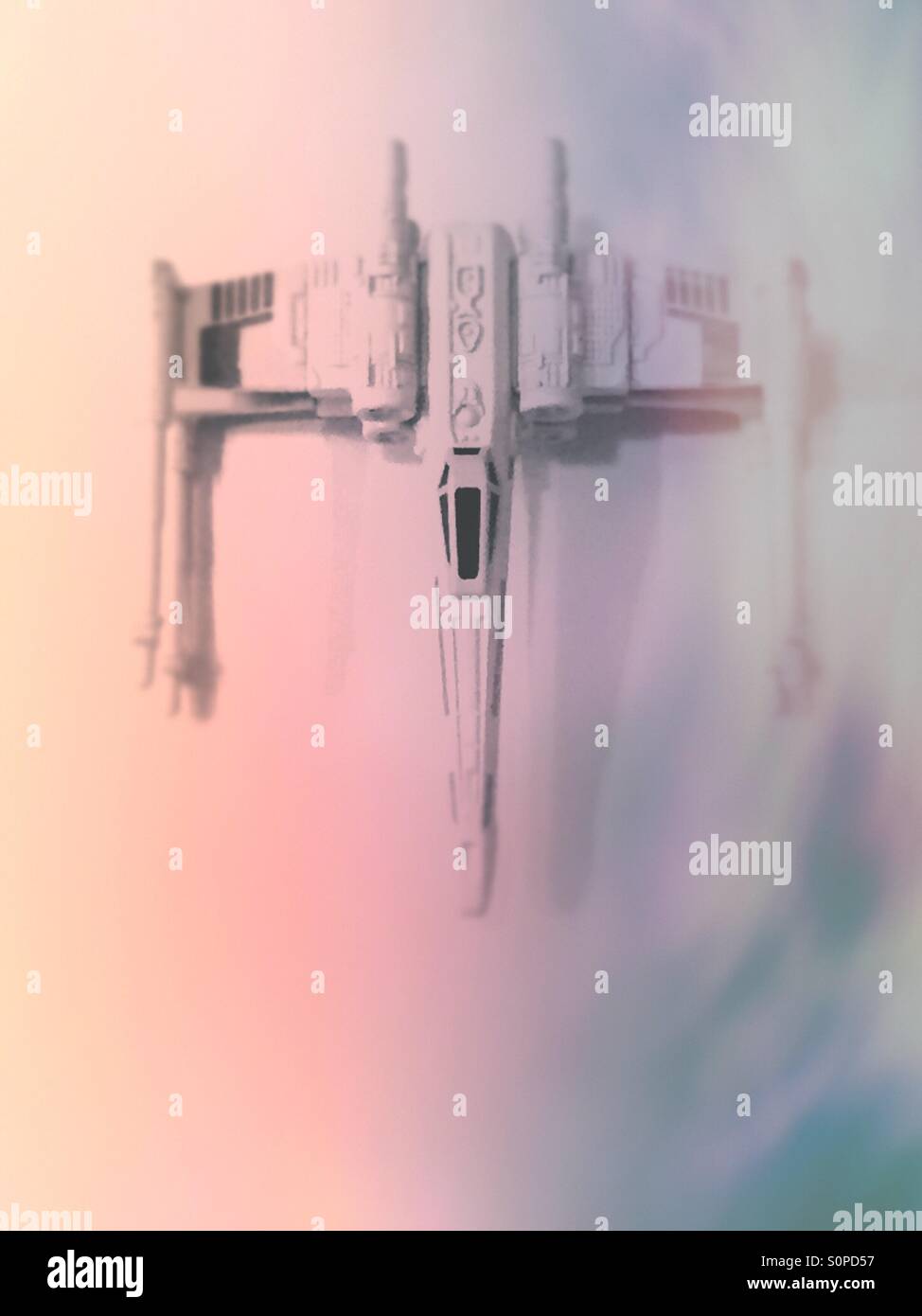 X-Wing star fighter. Star Wars - Immagine stock catturata con smartphone