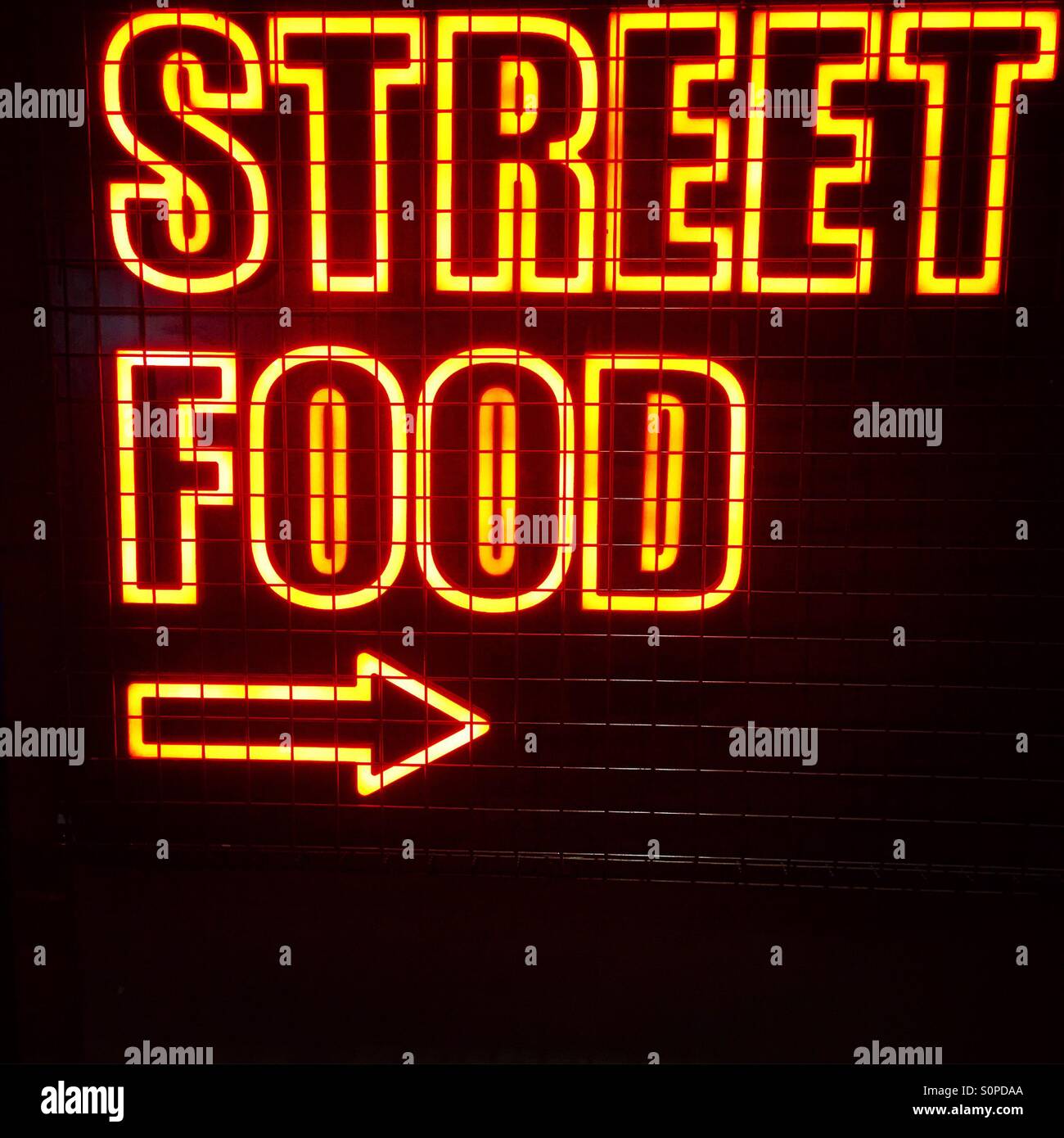 Fluorescente cibo di strada segno. - Immagine stock catturata con smartphone