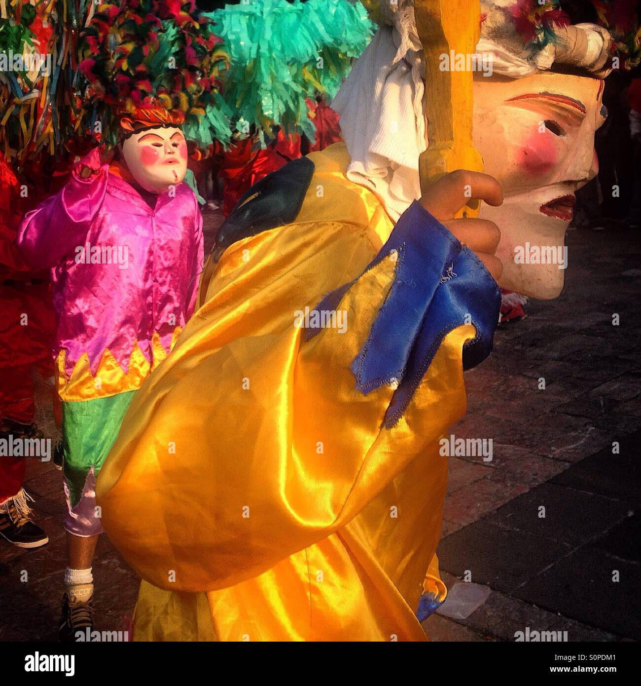 Danzatori provenienti da El Palmar, Puebla, eseguire la Danza de los Viejitos durante il pellegrinaggio alla Basilica di Nostra Signora di Guadalupe, Città del Messico, Messico - Immagine stock catturata con smartphone