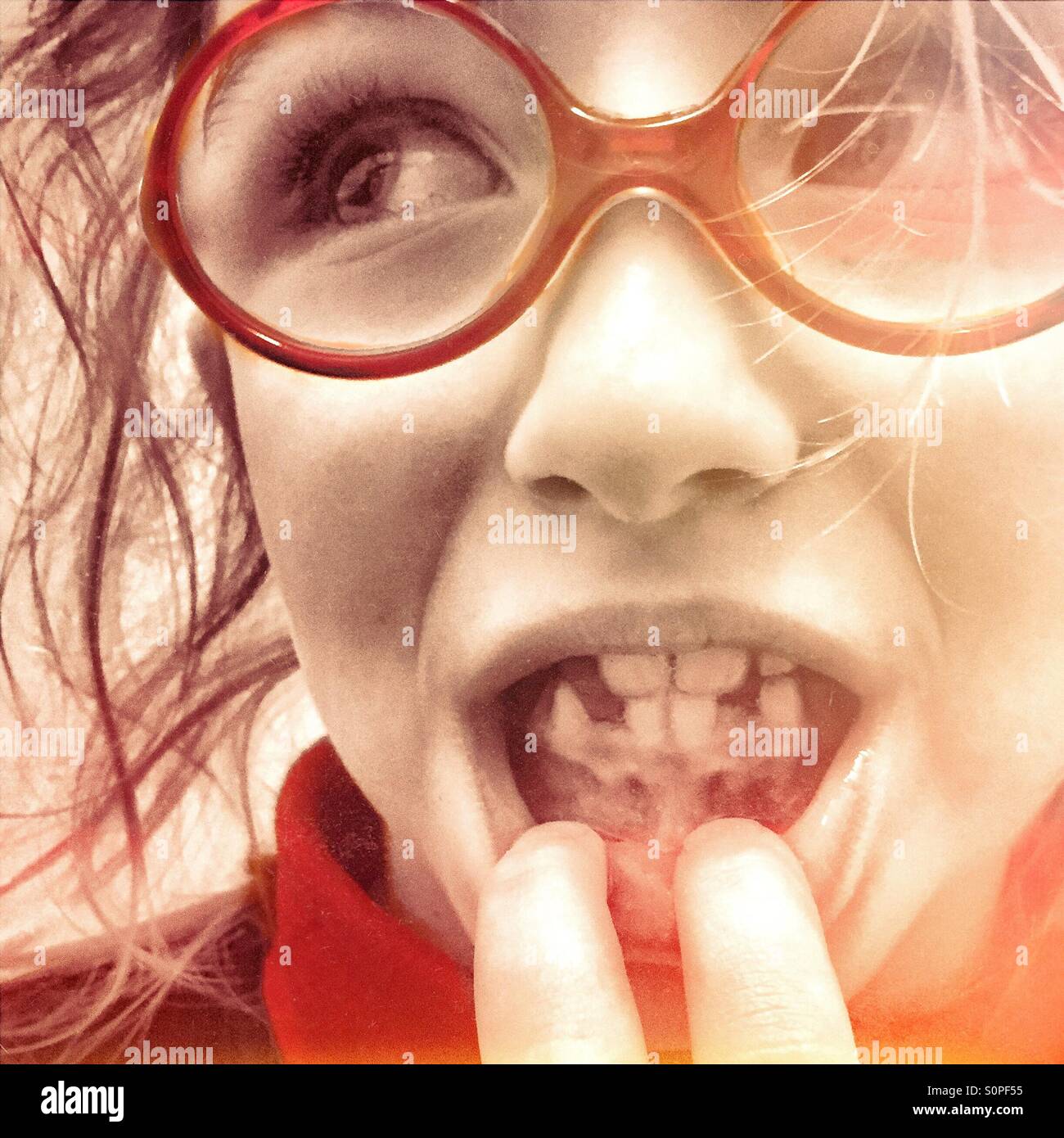 Bambina che mostra denti mancanti Foto Stock