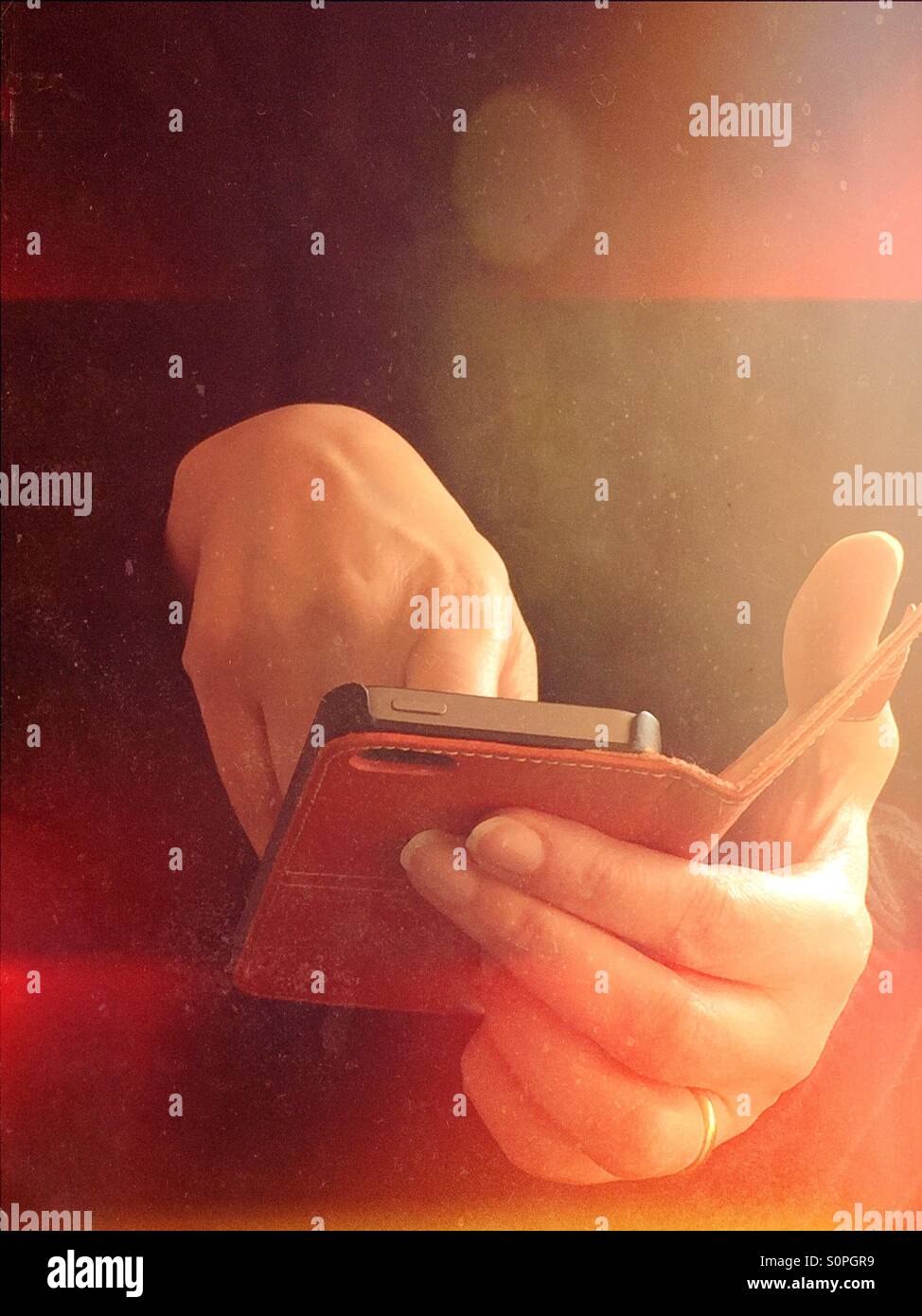 Primo piano delle mani di una donna utilizzando uno smartphone Foto Stock