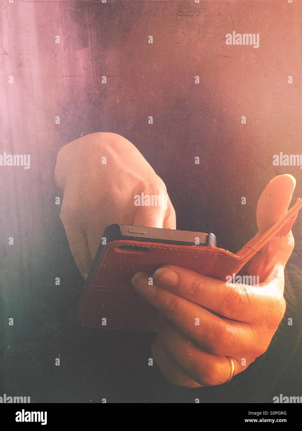 Primo piano delle mani di una donna utilizzando uno smartphone - Immagine stock catturata con smartphone