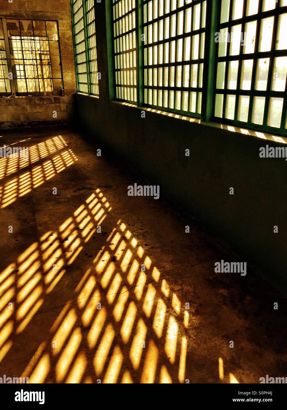 Modelli di luce risplenda attraverso la prigione di Alcatraz windows Foto Stock