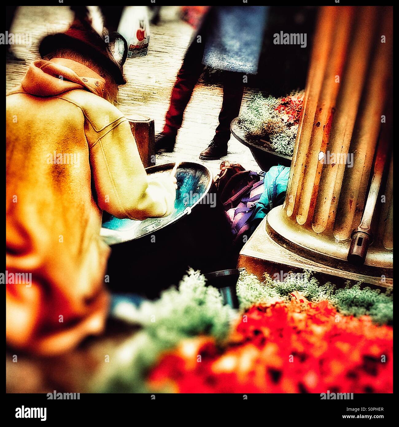 Drumming busker - Immagine stock catturata con smartphone