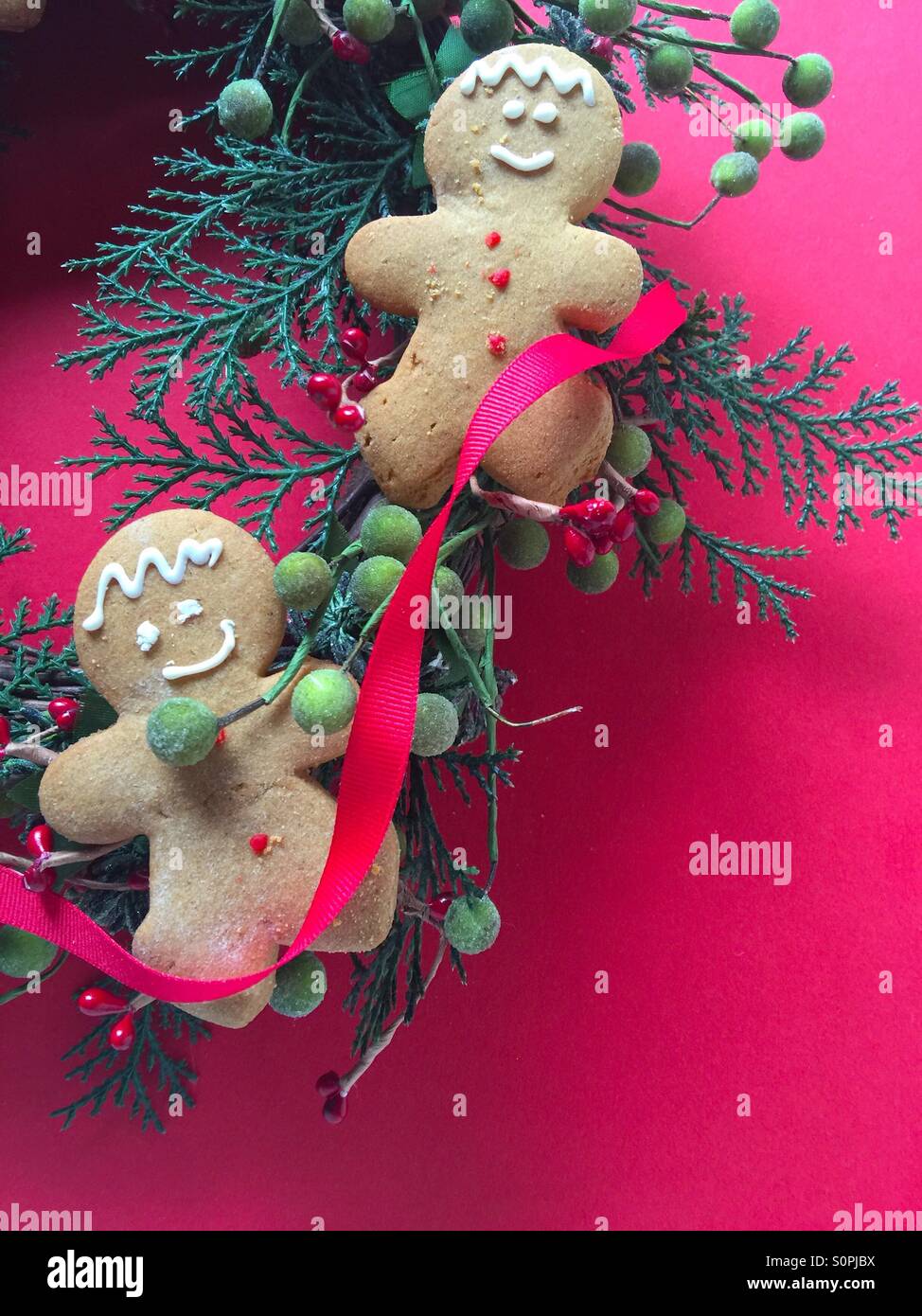 Gli uomini di panpepato cookie sul ghirlanda di Natale - Immagine stock catturata con smartphone