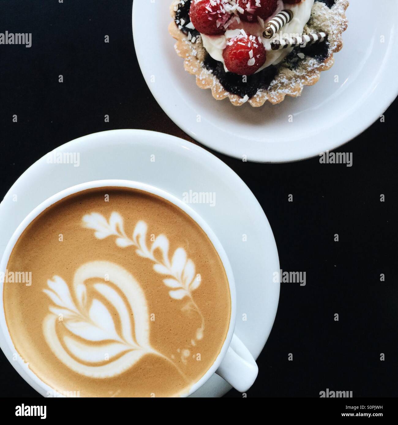Fancy cappuccino e torta di frutta - Immagine stock catturata con smartphone