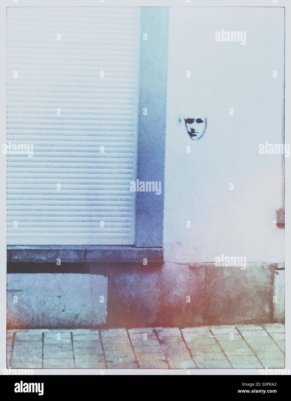 Graffiti faccia su una parete - Immagine stock catturata con smartphone