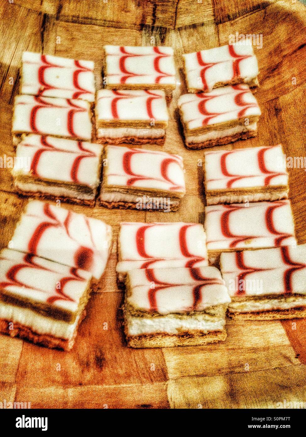 Gustosi dessert con ripieno di panna e ciliegina sulla parte superiore. - Immagine stock catturata con smartphone