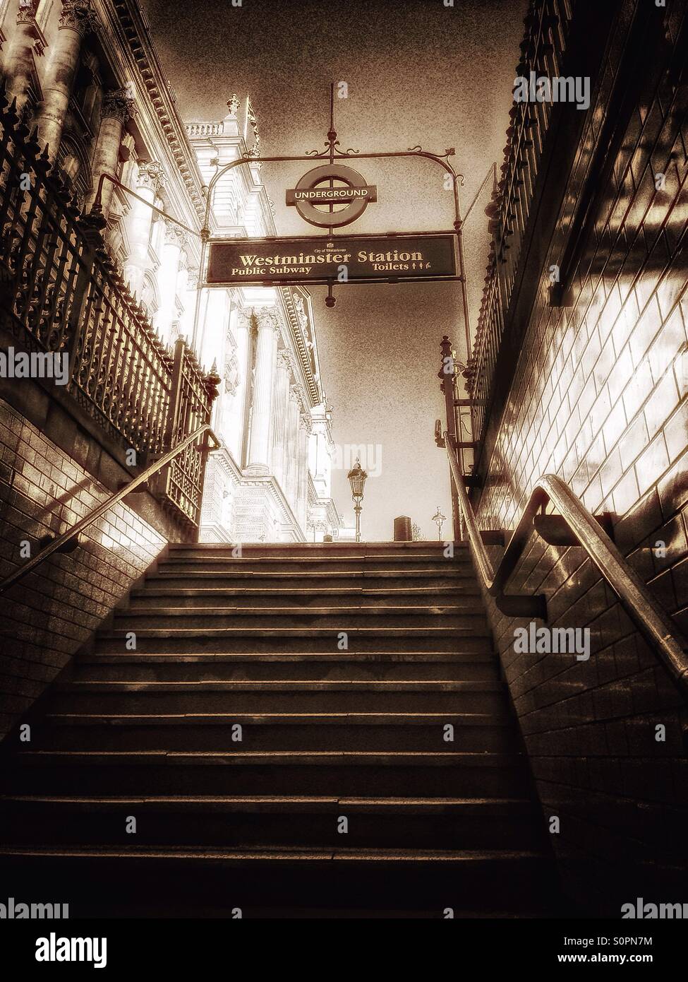 Metropolitana di Westminster scale - Immagine stock catturata con smartphone