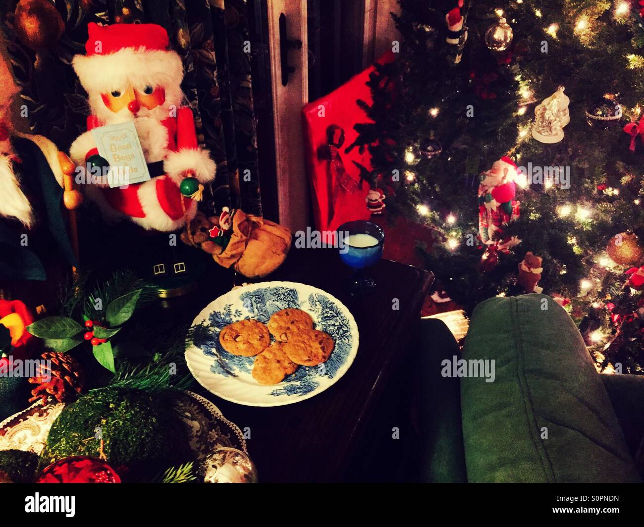 Biscotti di Natale a sinistra per Santa Claus. Foto Stock