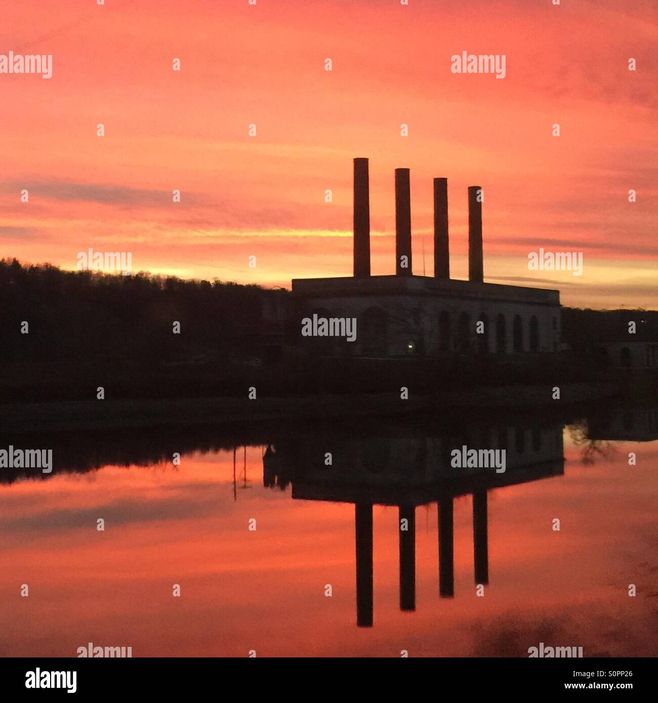 Sul fiume al tramonto Foto Stock