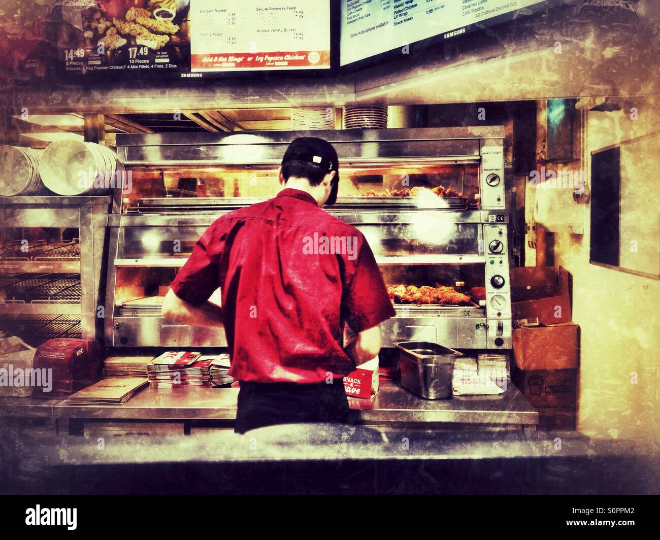 Uomo che serve a un fast food in uscita. Foto Stock
