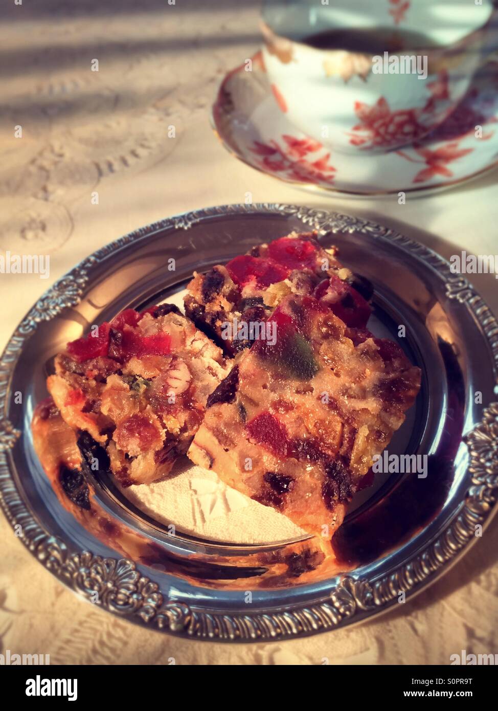 Un piatto di frutta fette di torta decora holiday impostazione tabella. - Immagine stock catturata con smartphone