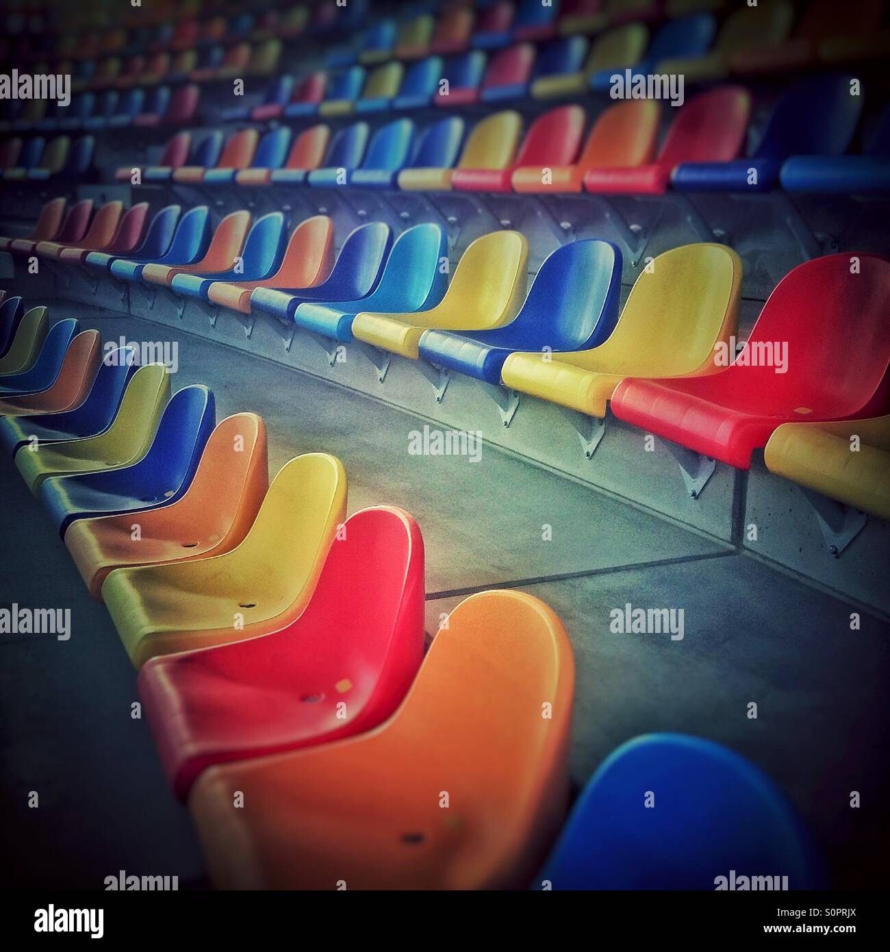 Sedili colorati a Athletics Stadium in Sabadell, la Catalogna Foto Stock