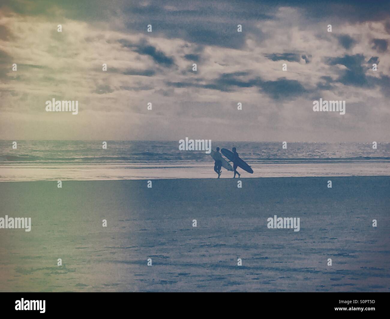 Due surfisti in testa al oceano su Kiawah Island, SC. Foto Stock