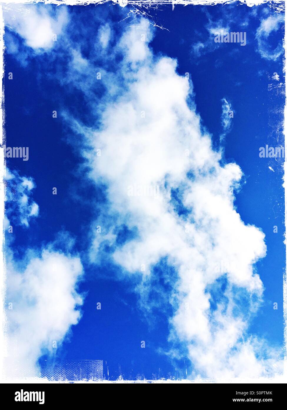Profondo blu del cielo con il bianco puffy nuvole - Immagine stock catturata con smartphone