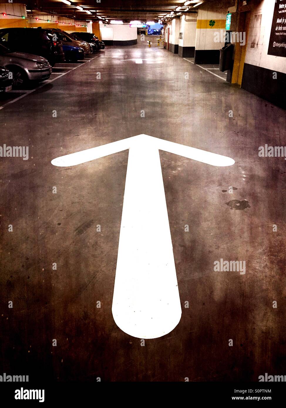 Segno di freccia in parcheggio - Immagine stock catturata con smartphone