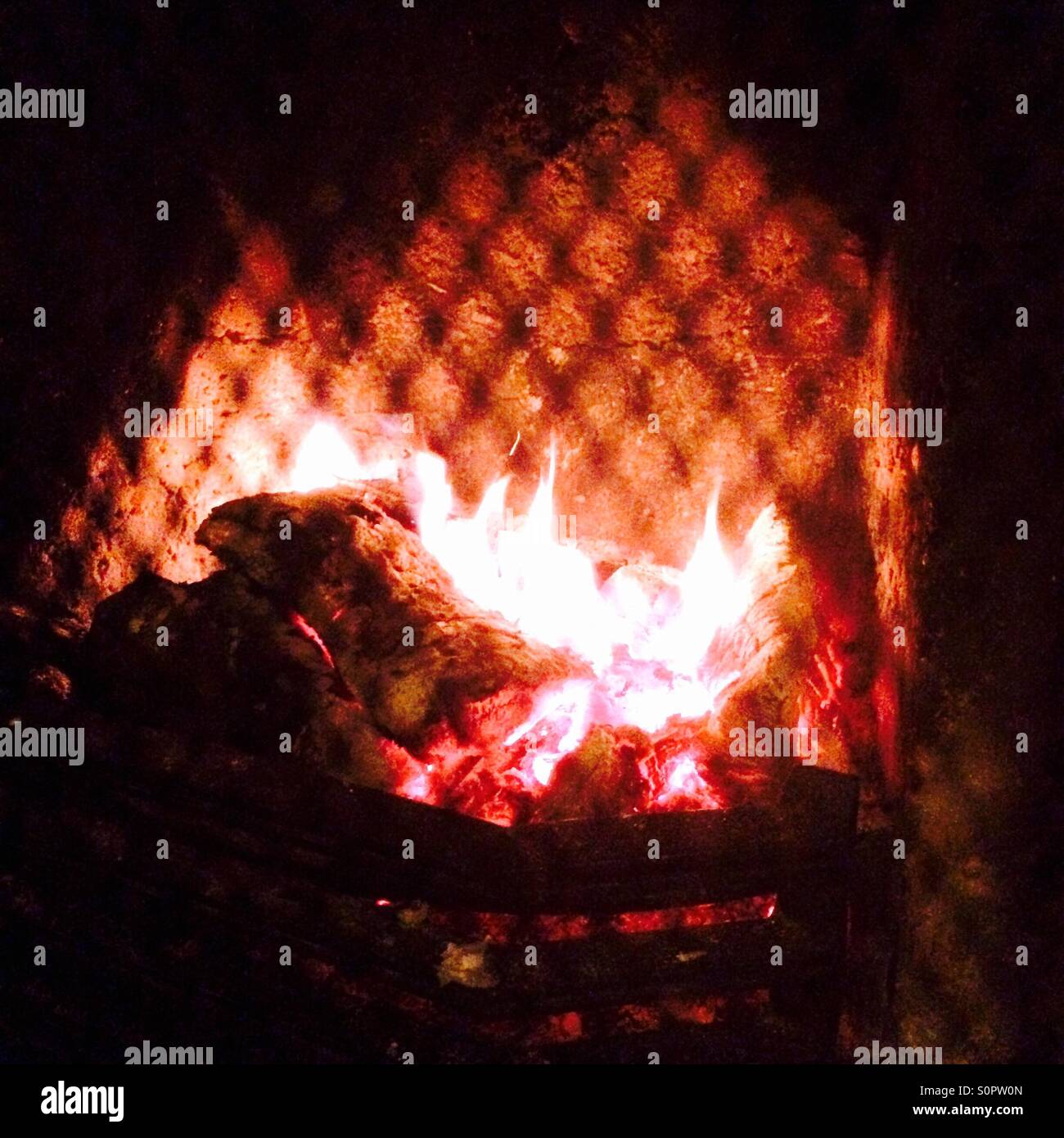 La masterizzazione dei registri in un fuoco aperto a Natale. - Immagine stock catturata con smartphone