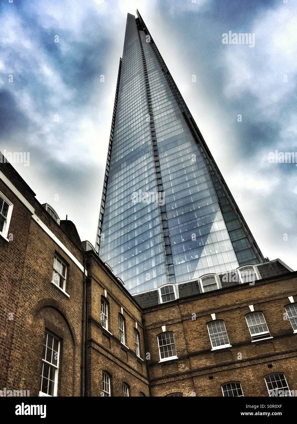 Architettura di contrasto: l'ultra moderna di shard e più edifici tradizionali sopraffatte in primo piano. Londra, Regno Unito Foto Stock