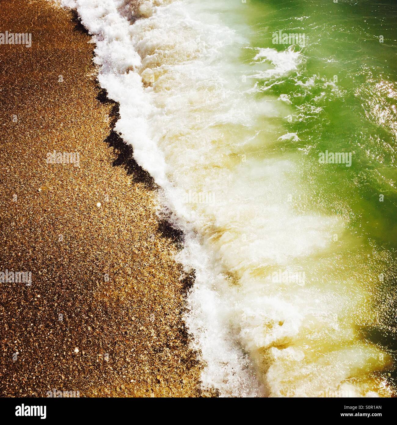 Un'onda si infrangono sulla riva. Manhattan Beach, California USA. Foto Stock