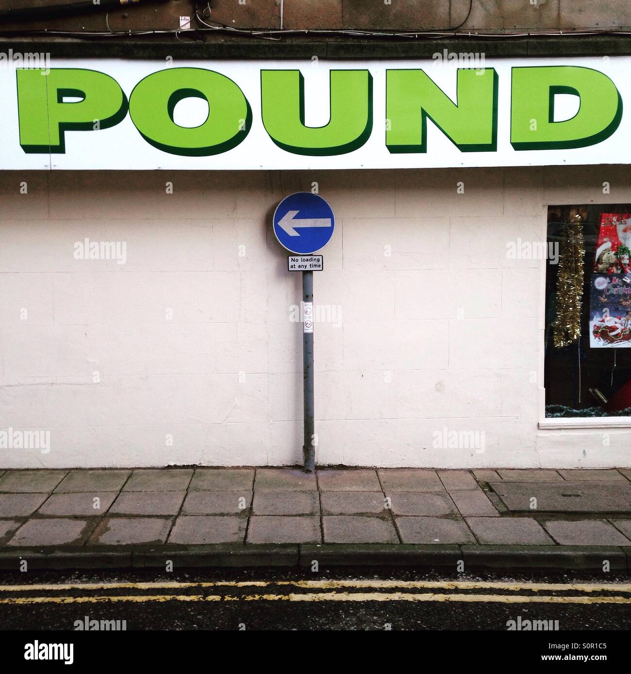 Pound shop su una strada a senso unico - Immagine stock catturata con smartphone