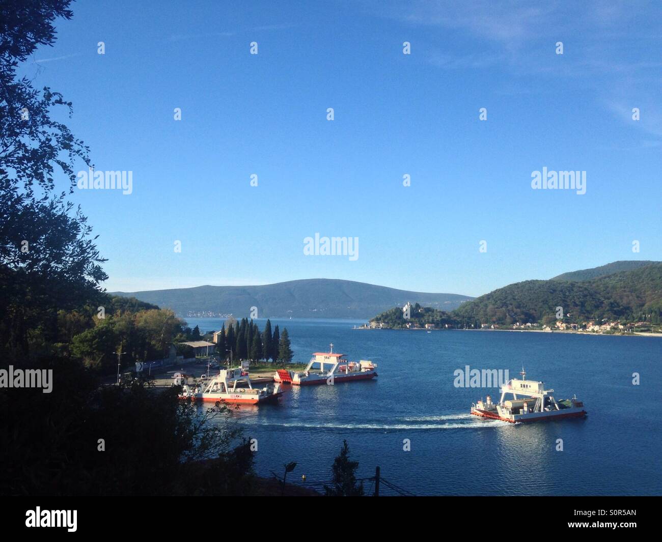Il piano generale. Visualizza il lavoro di traghetto attraverso lo Stretto colline boschive, cielo blu. Foto Stock