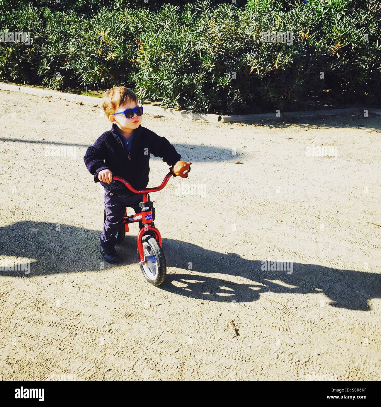 Un ragazzo, la sua moto e il suo colore blu occhiali da sole. Barcellona Foto Stock