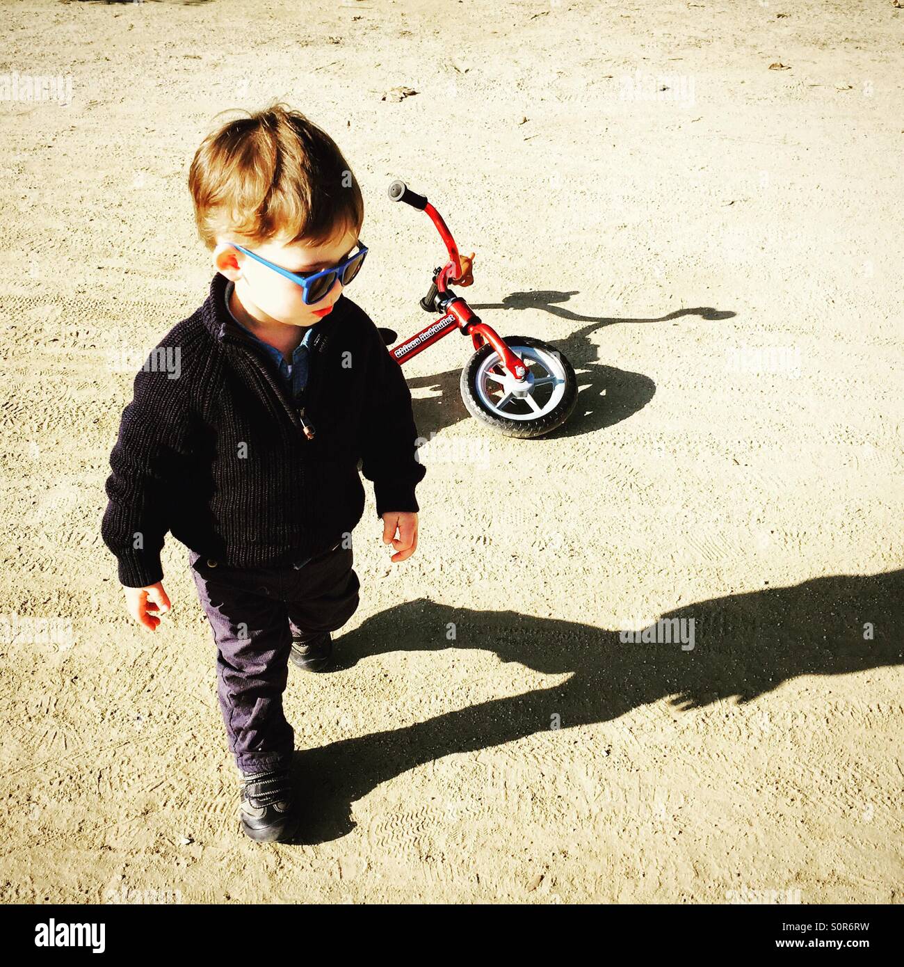Un ragazzo con occhiali da sole blu e la sua moto. Barcellona Foto Stock