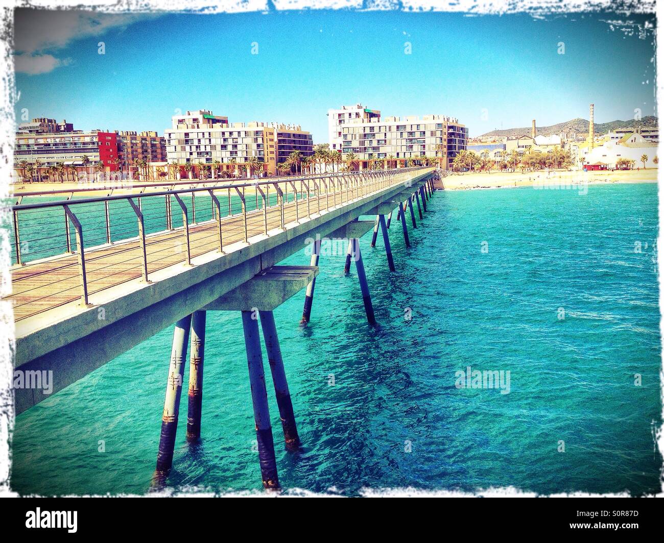 Olio del ponte - Pont del Petroli a Badalona, Spagna - un luogo per passeggiate sul mare - Immagine stock catturata con smartphone