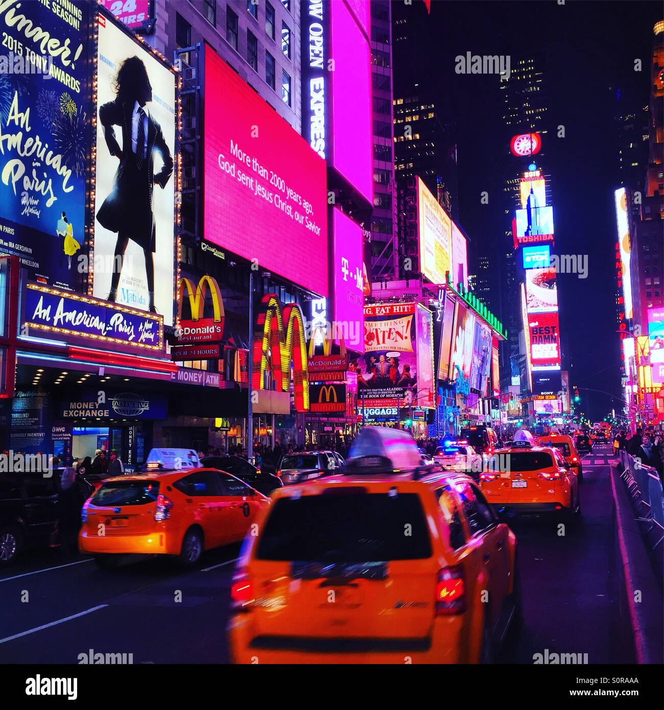 Times Square New York di notte con taxi gialli. - Immagine stock catturata con smartphone
