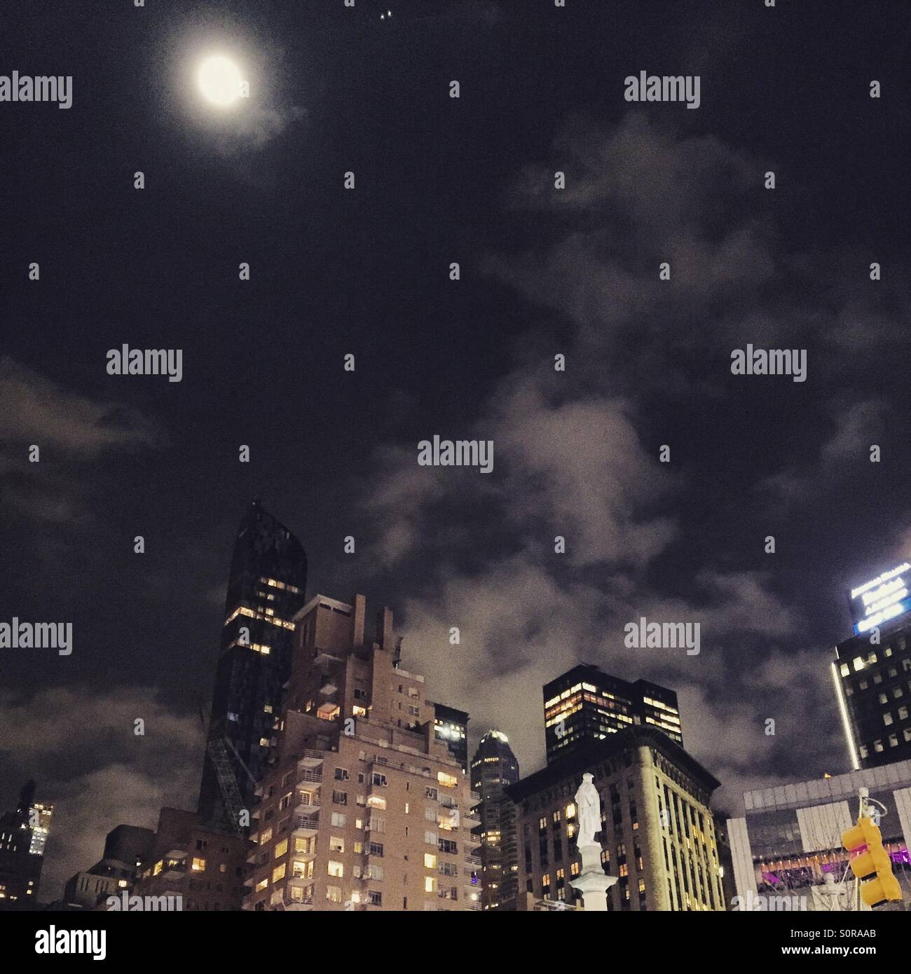 La luna sulla Fifth Avenue di New York. - Immagine stock catturata con smartphone