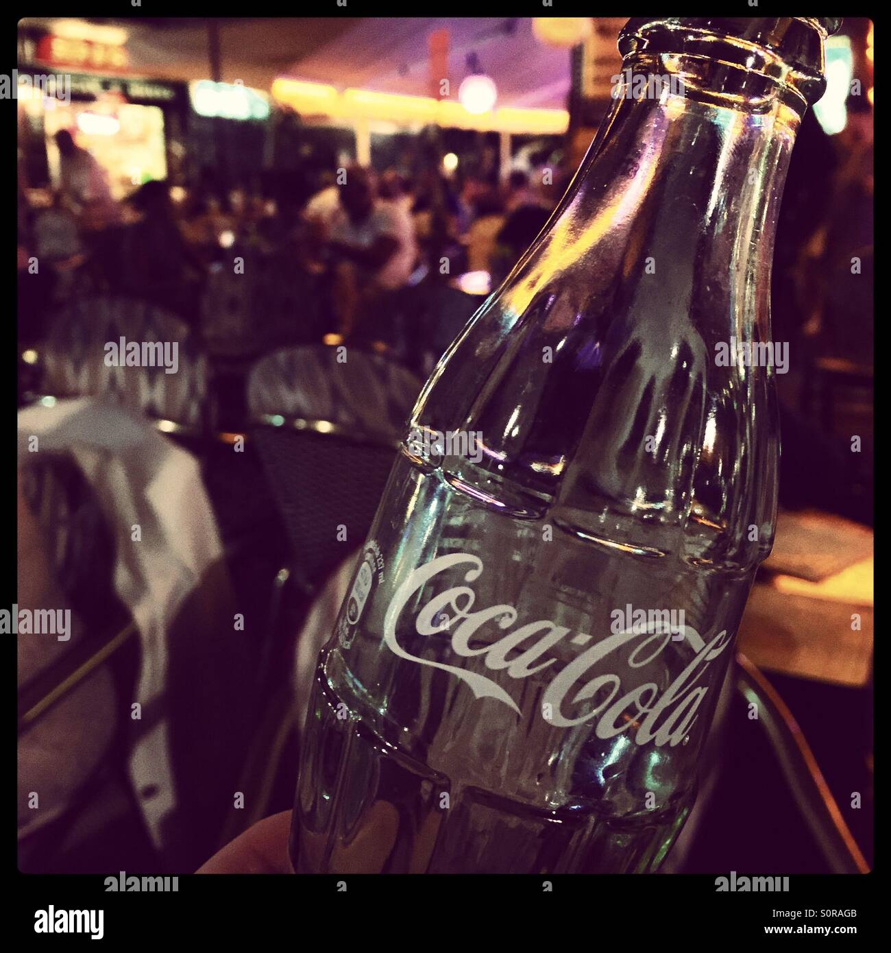 Coco Cola bottiglia davanti a un bar a Mallorca Foto Stock