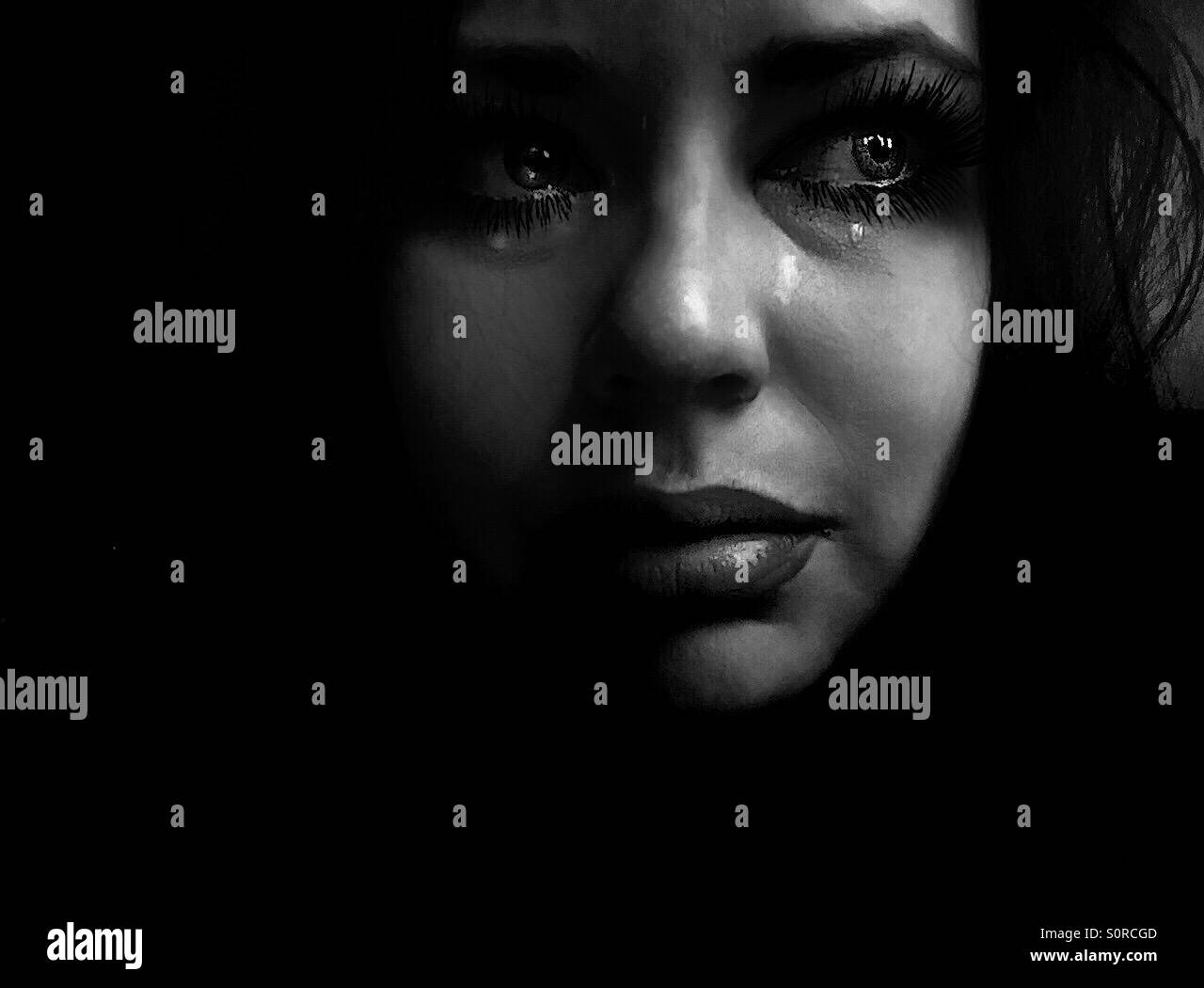 Dark in bianco e nero ritratto di donna che piange Foto Stock
