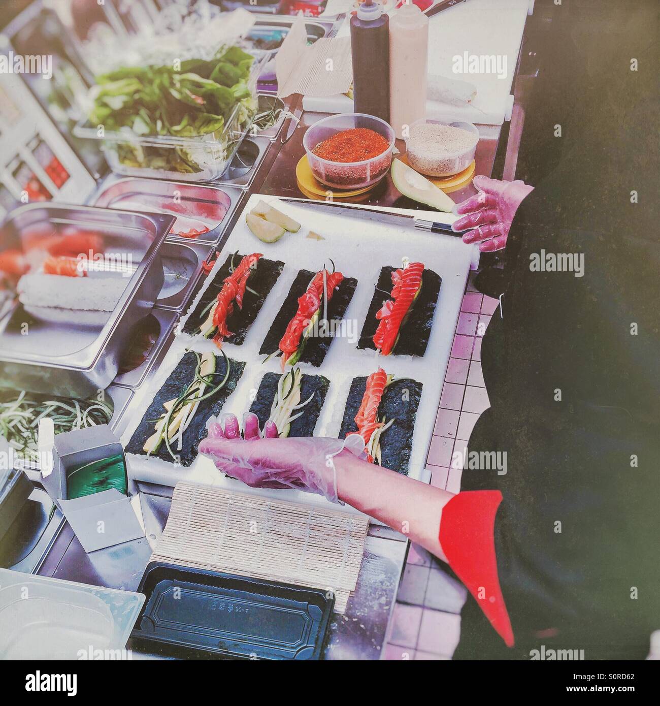 Maestro di sushi al lavoro Foto Stock