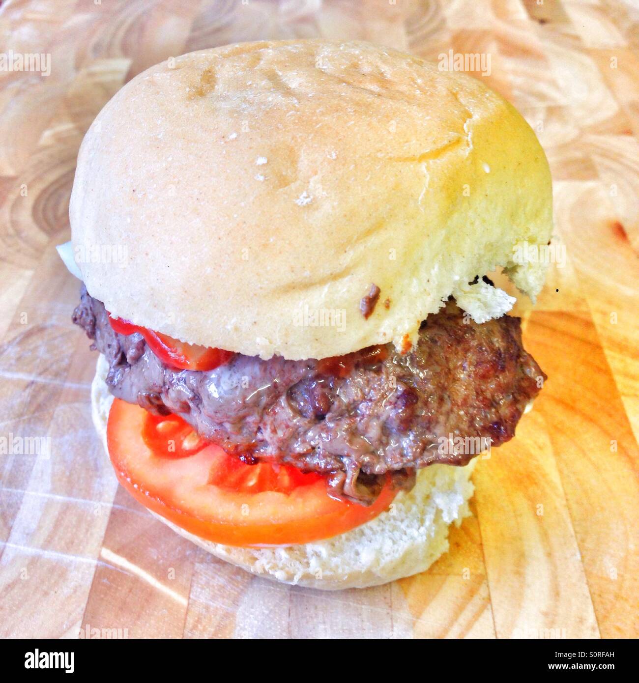 Hamburger di manzo fatto in casa in panino bianco Foto Stock