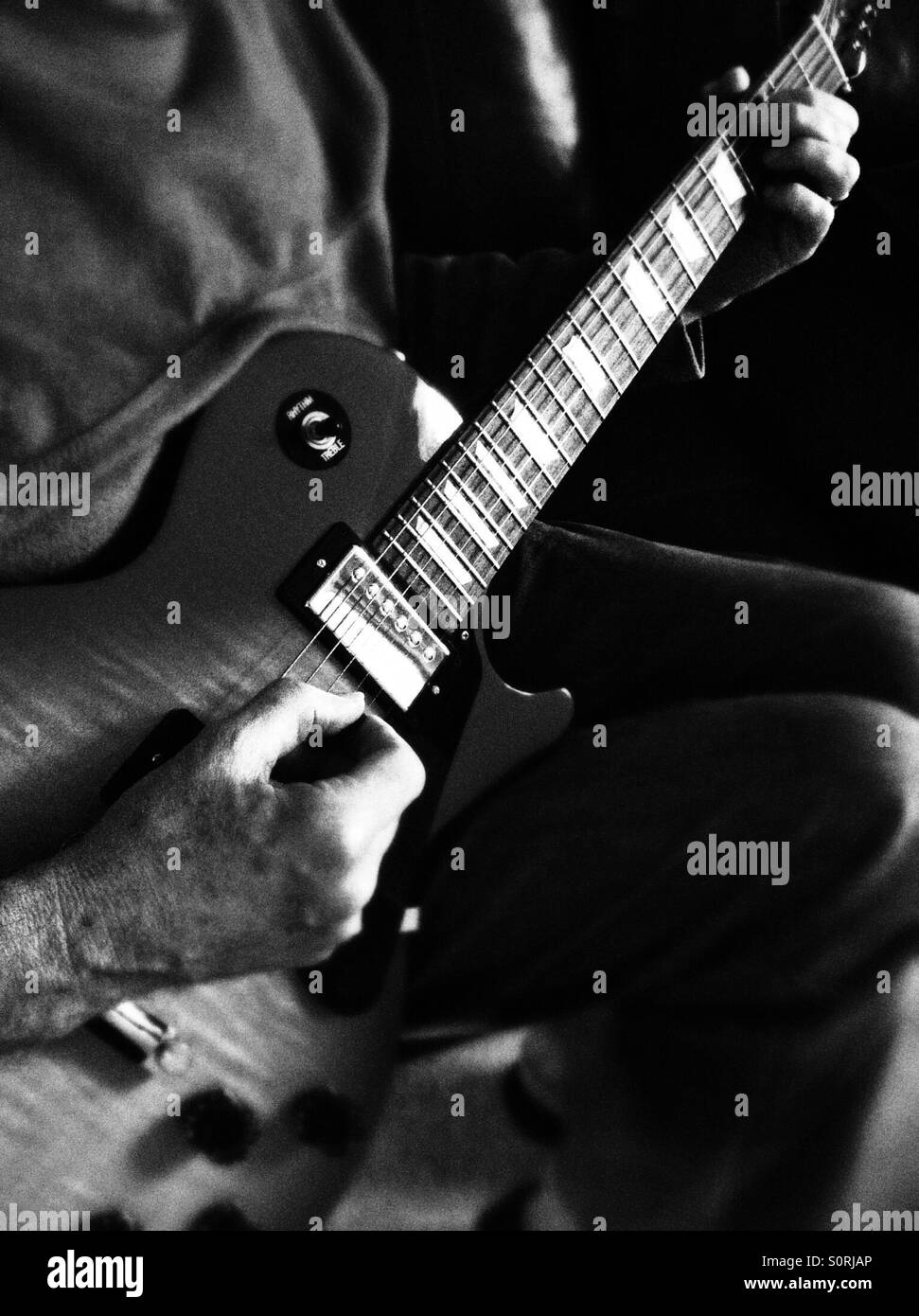 Uomo a suonare la chitarra - Immagine stock catturata con smartphone