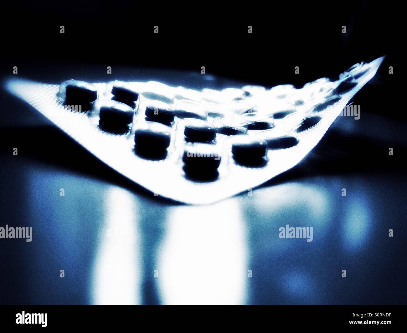 Pillole / compresse farmaco nel confezionamento di bolla mezza vuota Foto Stock