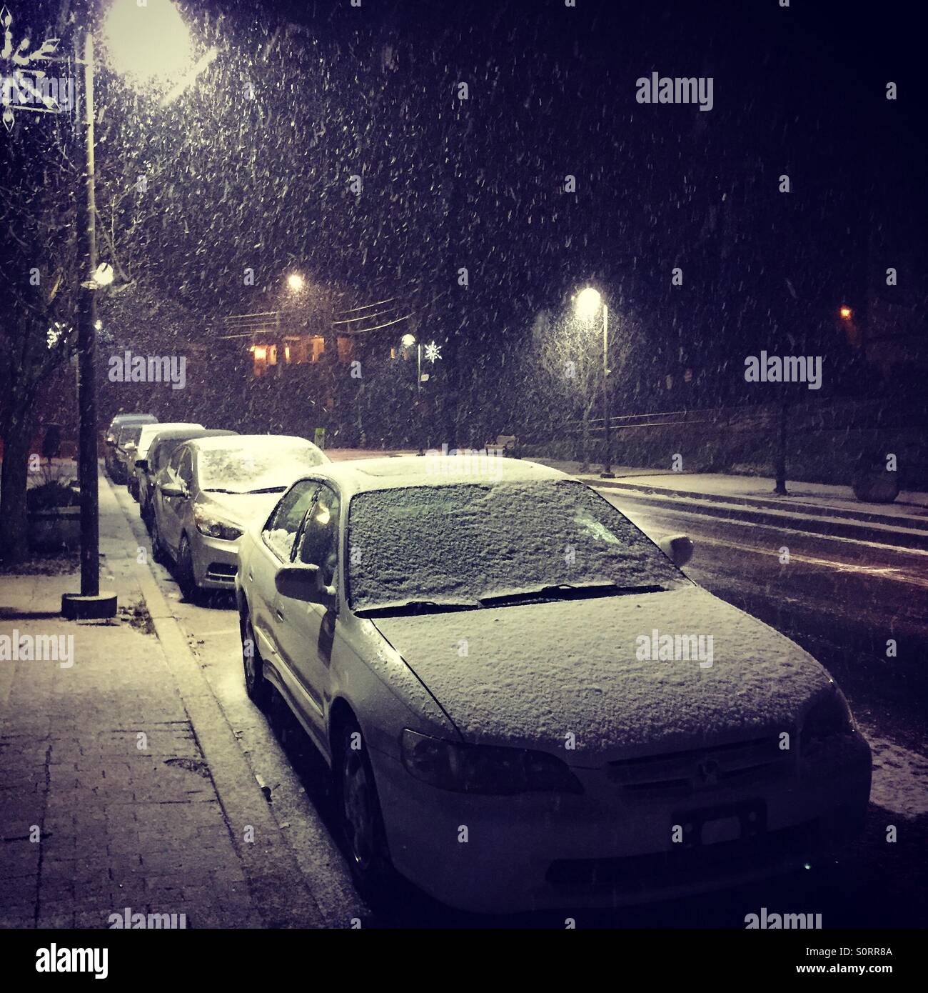 Street e auto coperto di mattina presto la neve. Foto Stock